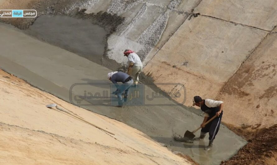 صيانة بعض التكهفات الموجودة ضمن مصرف منكلان بريف الرقة الشرقي