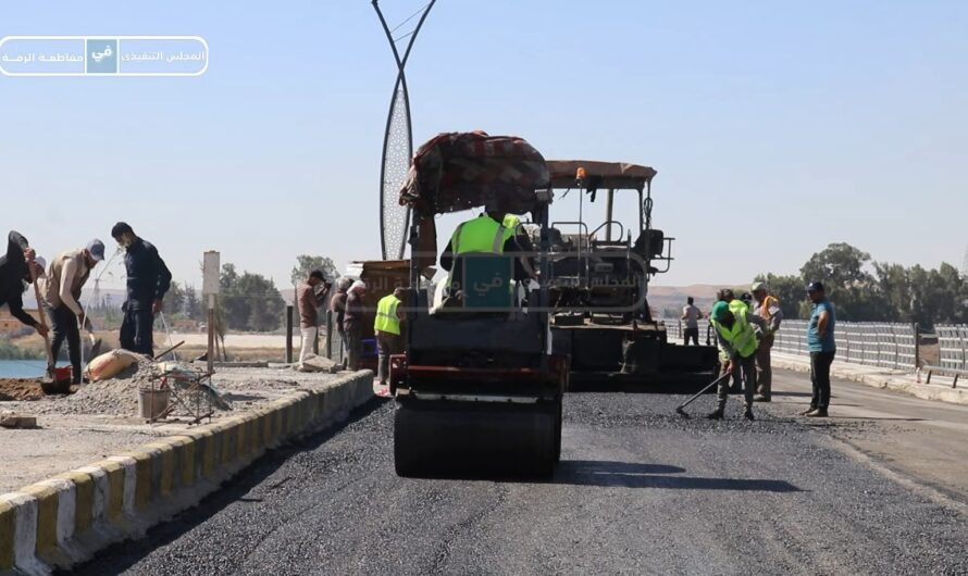 جانب من الأعمال الخدمية ضمن مشروع تأهيل جسر الرقة الجديد