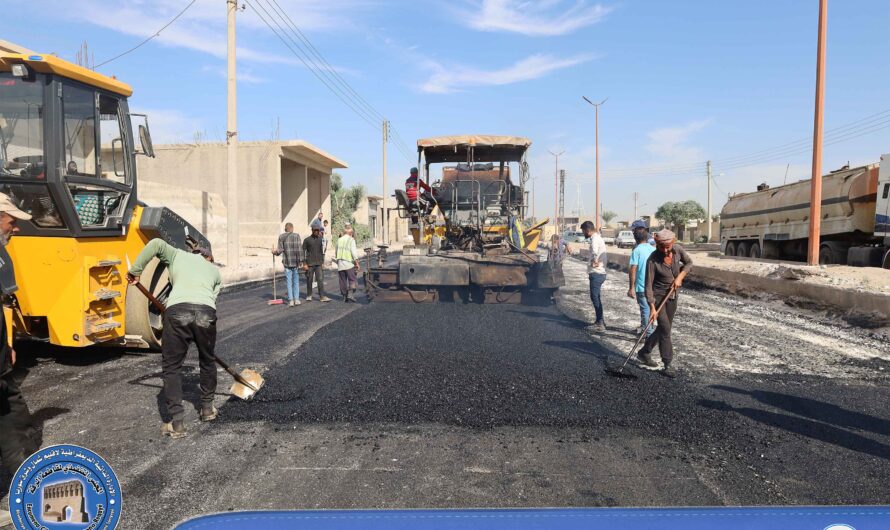 مد الطبقة الأولى من المجبول الإسفلتي في طريق الكورنيش الشمالي لحي المشلب