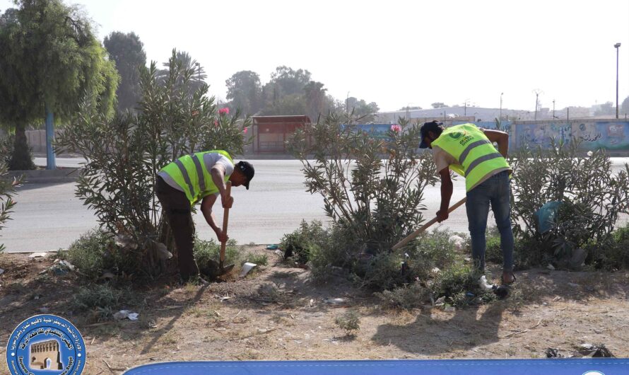 إجراء عمليات التنظيف لمنصف الطريق الواصل من مفرق الجزرة حتى دوار المزارع